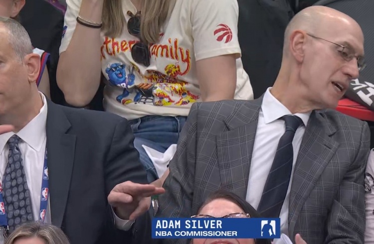 必威体育app下载-NBA总裁亚当·萧华现身猛龙主场 观战骑士VS猛龙的G4